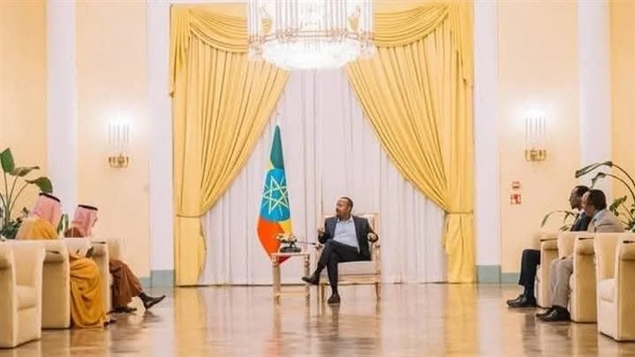 تفاعل واسع.. لقطة جلوس آبي أحمد أمام وزير الخارجية السعودي تثير الجدل وتصدر المنصات